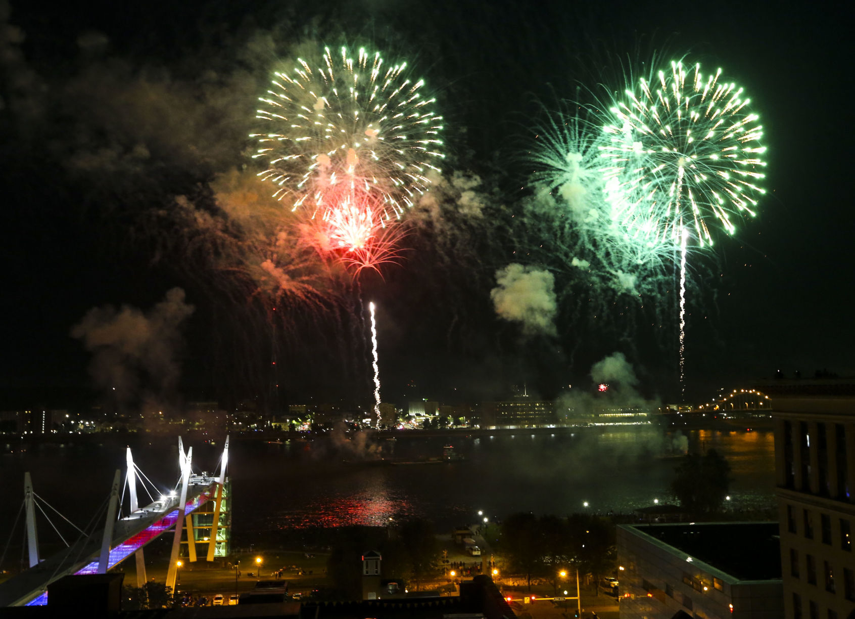 070321-qc-nws-fireworks-02.JPG